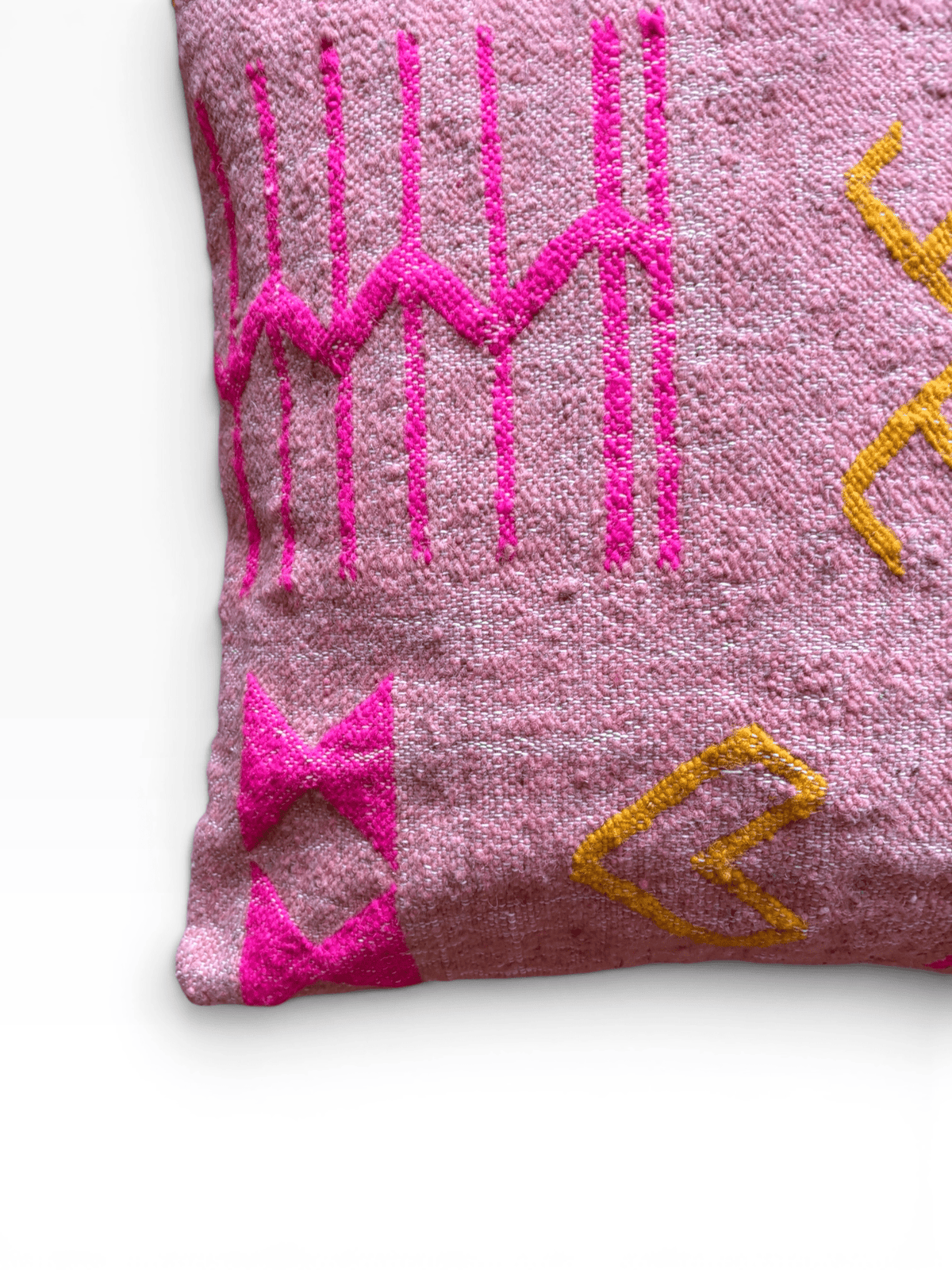 LEY! Kissen – Colorful Line: Pink Edition (60 x 60), rosa mit gelben/magentafarbenen geometrischen Mustern, von LEY!.