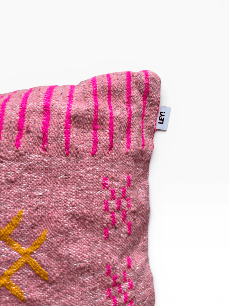 LEY! Kissen – Colorful Line Pink Edition, 60 x 60, rosa mit gelben Mustern, sichtbares Etikett, auf weißem Hintergrund.