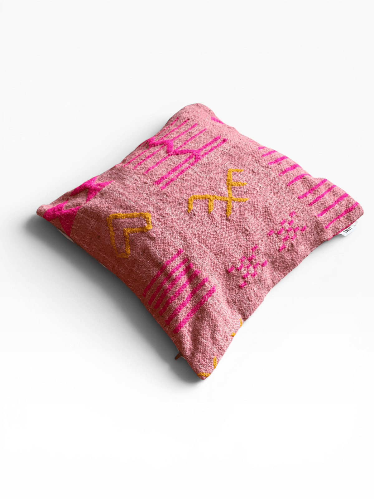LEY! Kissen – Colorful Line Pink Edition, 60 x 60, mit gelben und magentafarbenen geometrischen Mustern auf weißem Hintergrund.