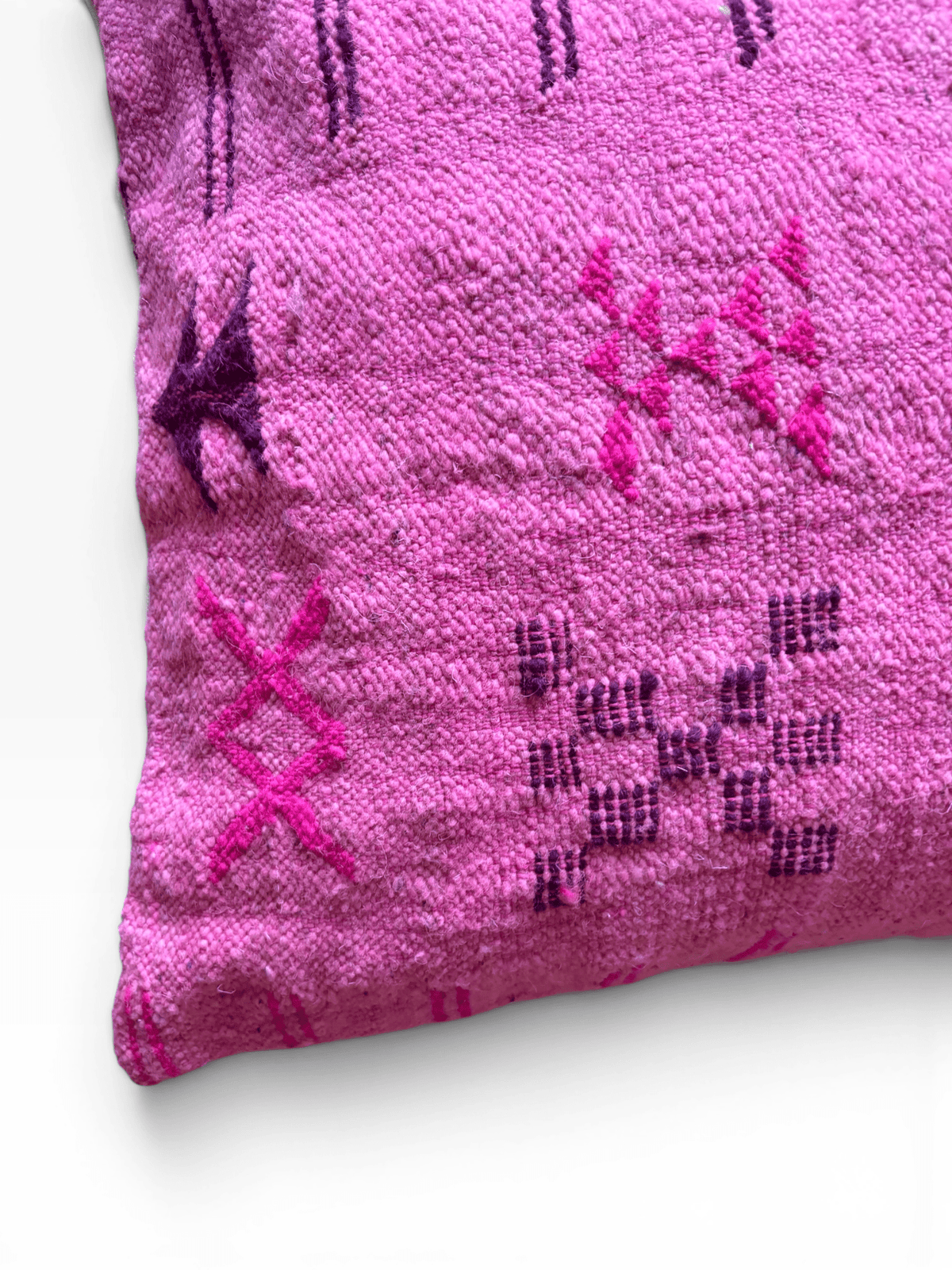 LEY! Kissen – Colorful Line Pink Edition, 60 x 60 cm, abstrakte geometrische Muster in Lila und Dunkelrosa.