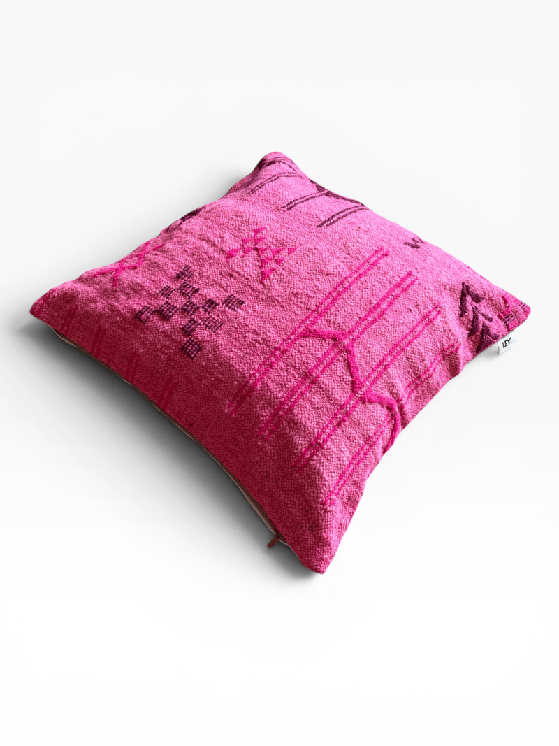 LEY! Kissen – Colorful Line – Pink Edition, 60 x 60 cm, handgefertigt, rosa mit lila Muster auf weißem Hintergrund.