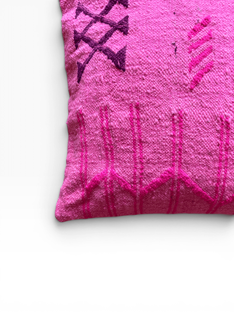 LEY! Kissen – Colorful Line – Pink Edition, 60 x 60 cm, handgefertigt mit pink-lila Muster auf weißem Hintergrund.