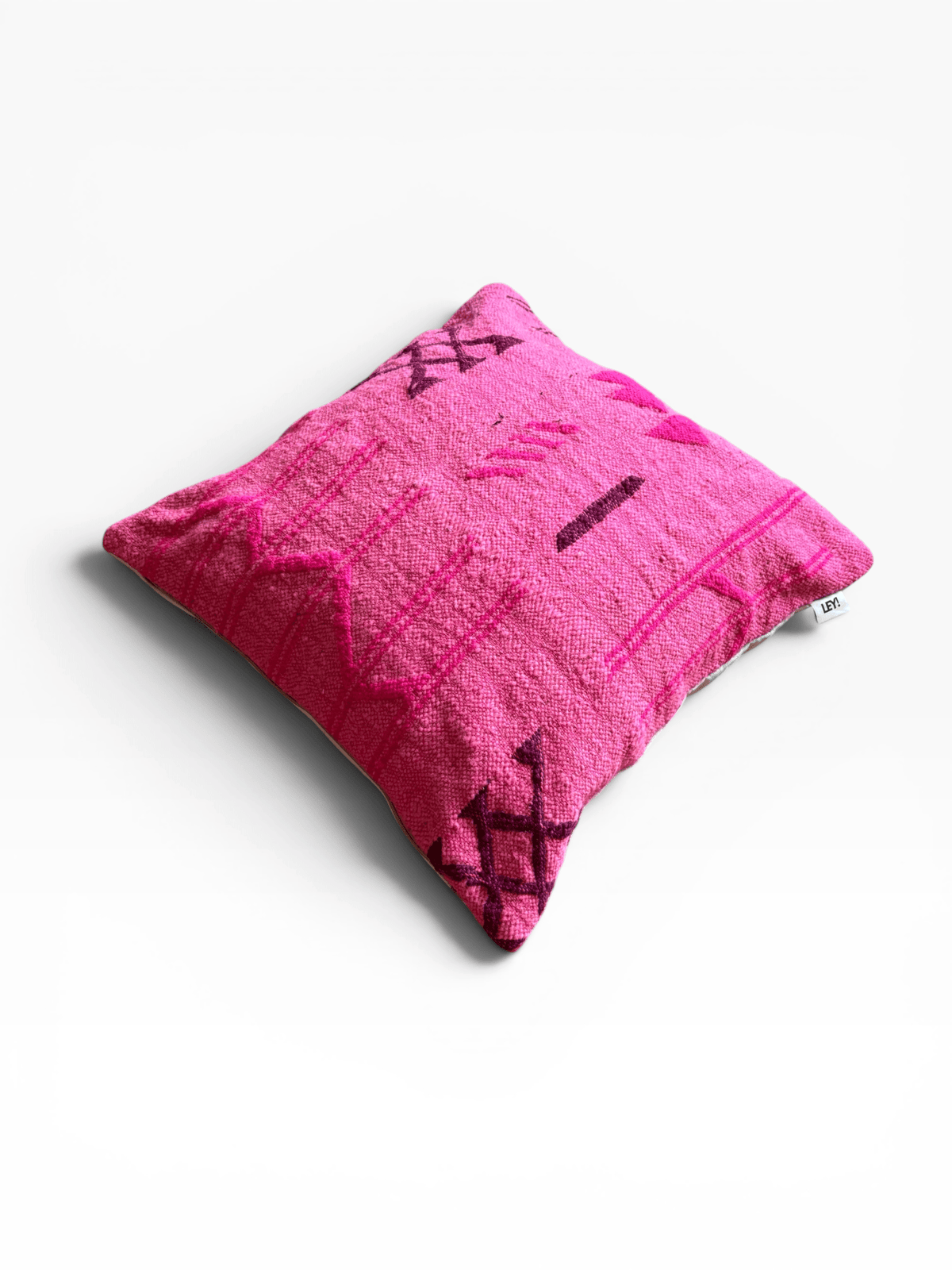 LEY! Kissen – Colorful Line Pink Edition 60x60: quadratisch, handgefertigt in Marrakesch, schwarzes geometrisches Muster auf weißem Hintergrund.