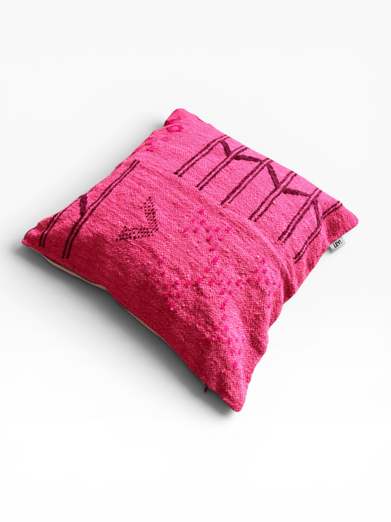 LEY! Kissen – Colorful Line – Pink Edition, 50 x 50 cm, handgefertigt, rosa mit Stickerei auf weißem Hintergrund.