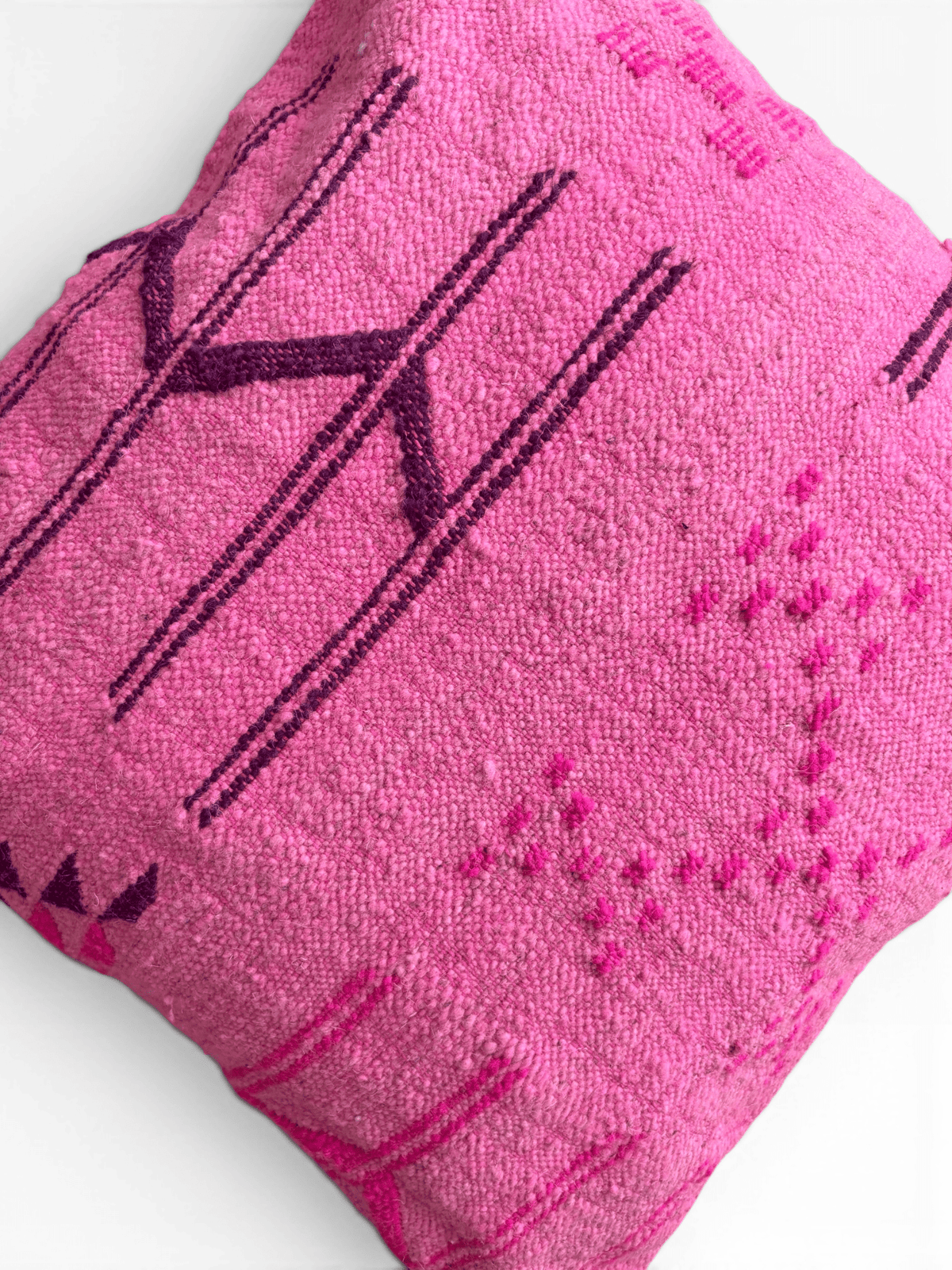 LEY! Kissen – Colorful Line Pink Edition, 50 x 50 cm, mit rosa und lila geometrischen Mustern aus Schurwolle.