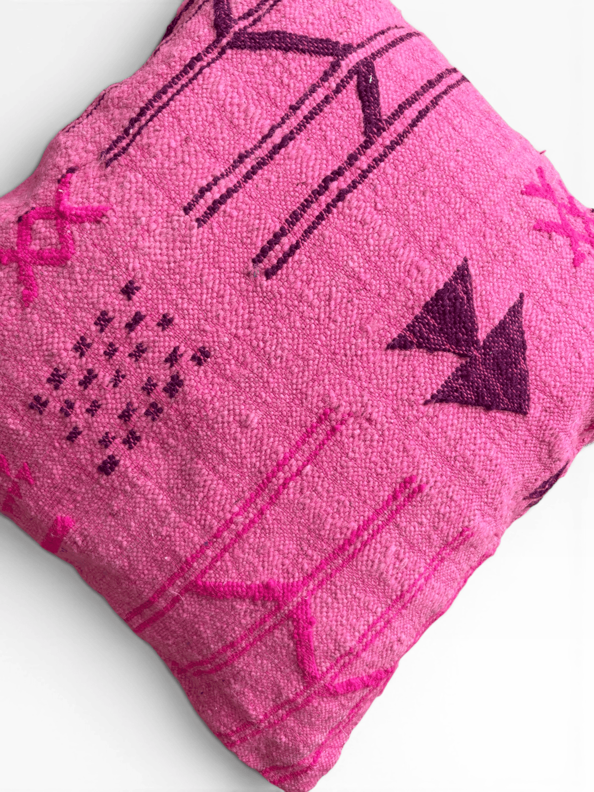 LEY! Kissen – Colorful Line Pink Edition, 50 x 50, leuchtendes Pink mit dunkelvioletten abstrakten Linien von LEY!.