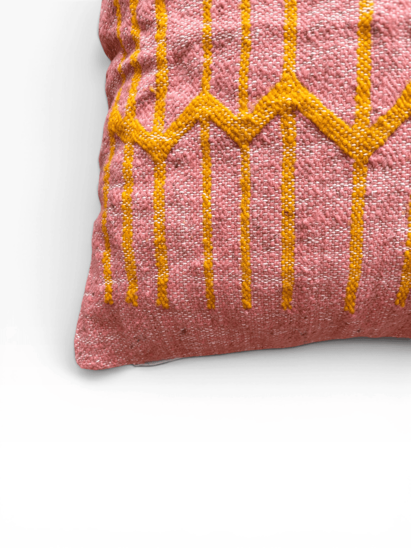 LEY! Kissen – Colorful Line Terracotta: Kissen im Format 50 x 50 mit gewebtem Muster aus rosa und gelben Zickzack- sowie vertikalen Linien auf weißem Hintergrund.
