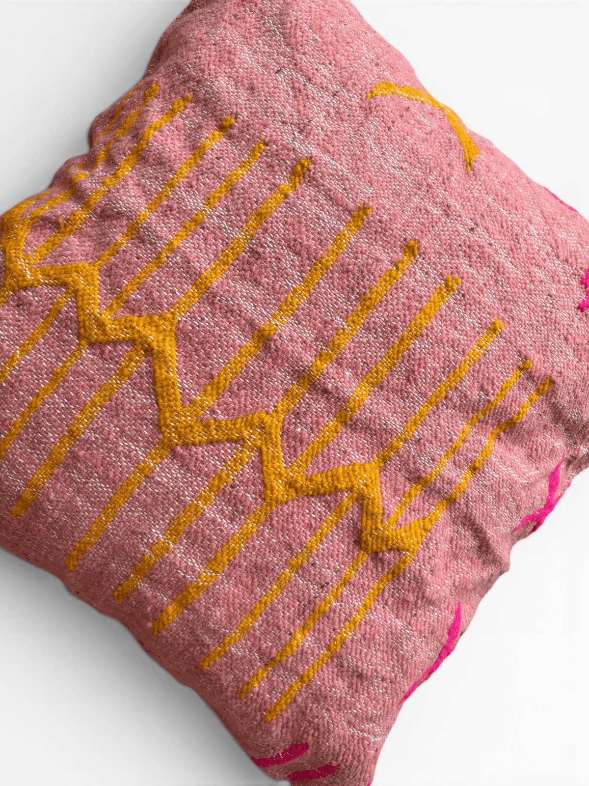 LEY! Kissen – Colorful Line – Terracotta Edition von LEY!, 50 x 50, besticht durch lebhafte Linien im Schurwolle-Kissen-Stil.