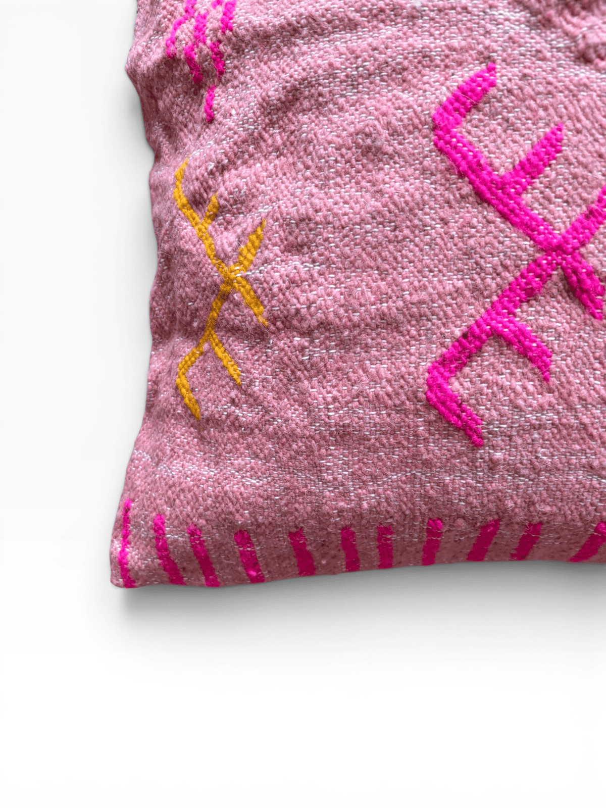LEY! Kissen – Colorful Line – Terracotta Edition von LEY!, 50 x 50 cm, hier teilweise abgebildet, mit geometrischen Mustern in Rosa und Gelb.