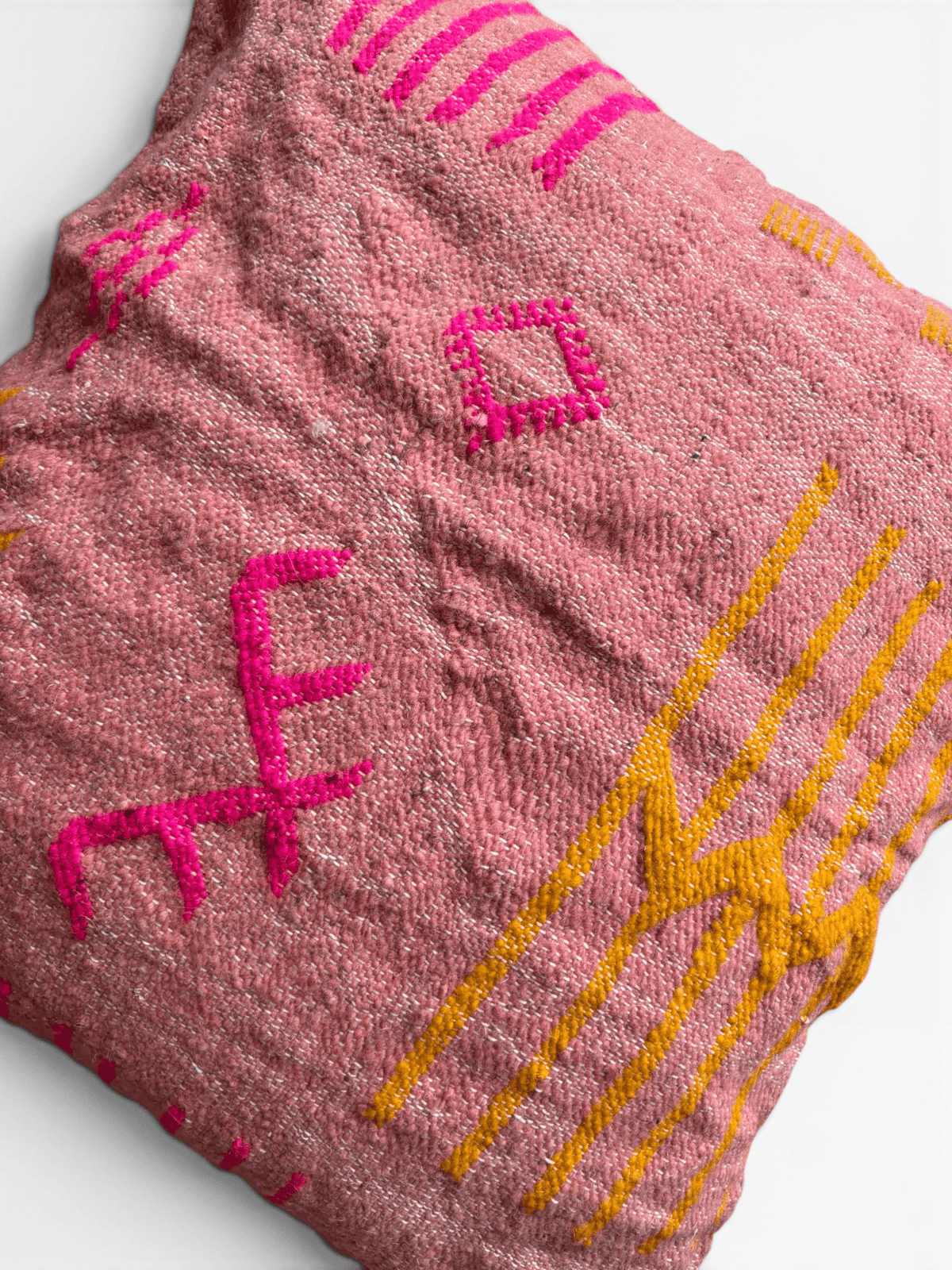 LEY! Kissen aus der „Colorful Line Terracotta Edition“ – 50 x 50 – mit lebhaften geometrischen Mustern in Rosa und Gelb.