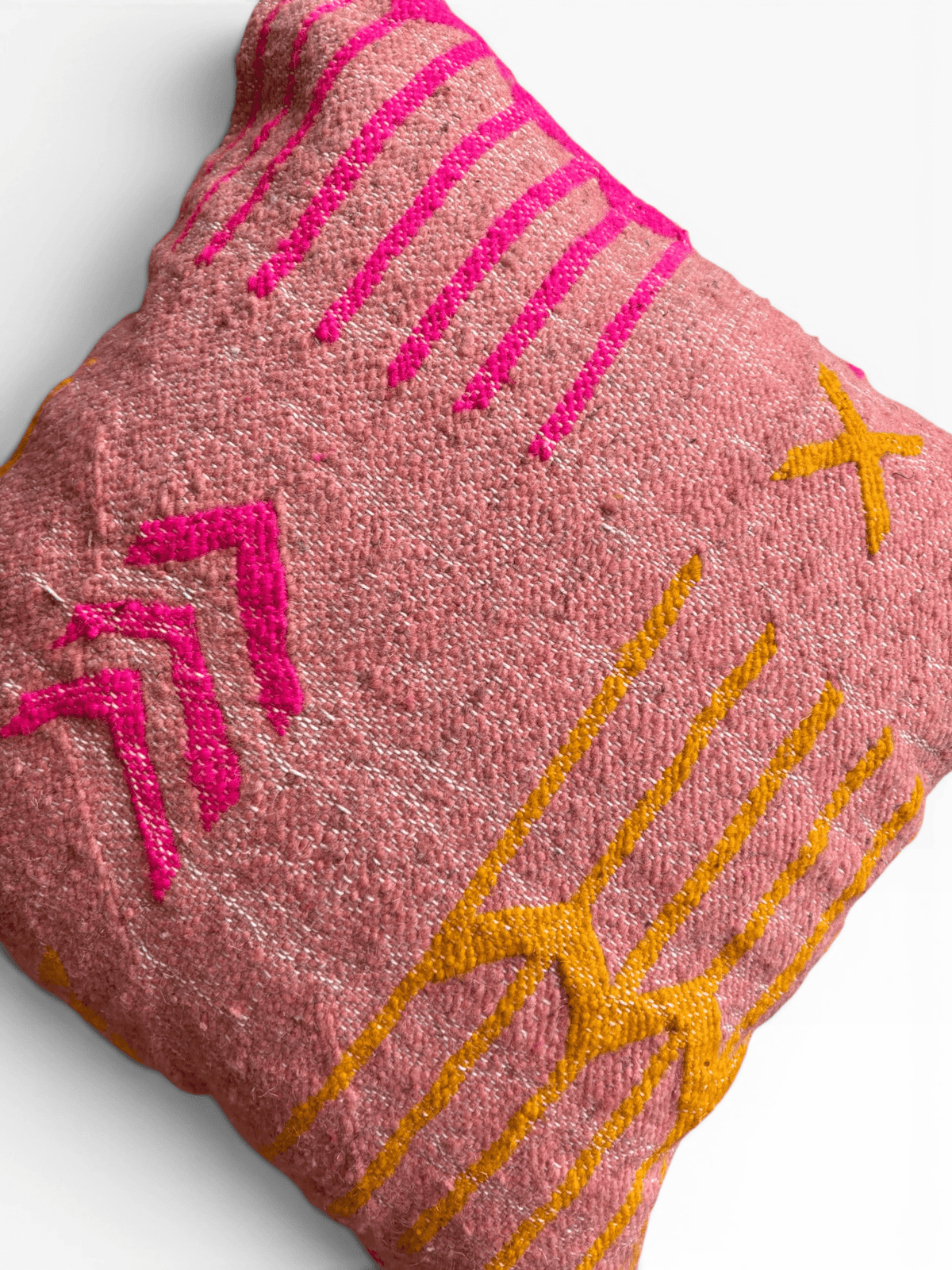 LEY! Kissen „Colorful Line“ in Rosa, Terracotta-Edition, 50 x 50 cm, mit aufgestickten geometrischen Mustern.