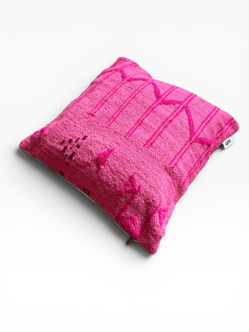 LEY! Kissen – Colorful Line – Pink Edition, 50 x 50, mit strukturierten Mustern und einem kleinen Etikett auf weißem Hintergrund.