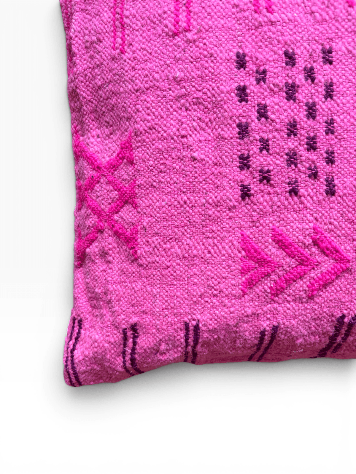 LEY! Kissen – Colorful Line Pink Edition 50 x 50 mit geometrischen violetten Mustern, abgebildet auf einem schlichten weißen Hintergrund.