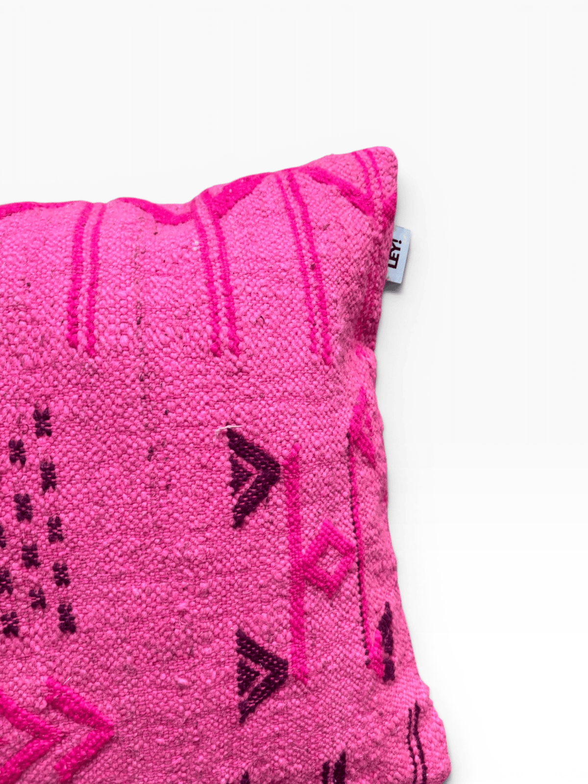 LEY! Kissen – Colorful Line Pink Edition, 50 x 50, von LEY!, handgefertigt mit geometrischem Muster auf weißem Hintergrund.