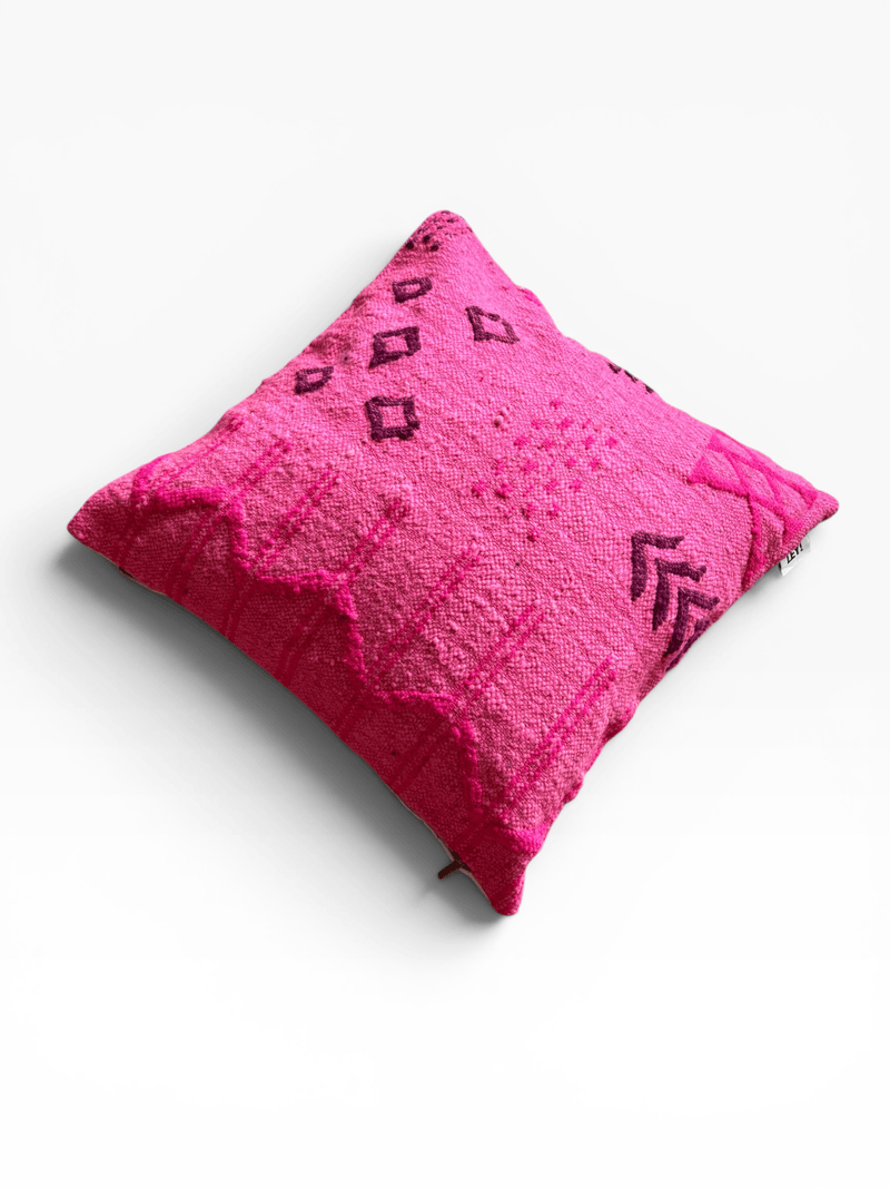 LEY! Kissen – Colorful Line Pink Edition 50 x 50 cm von LEY!, leuchtend pink mit dunklen geometrischen Mustern, handgefertigt.