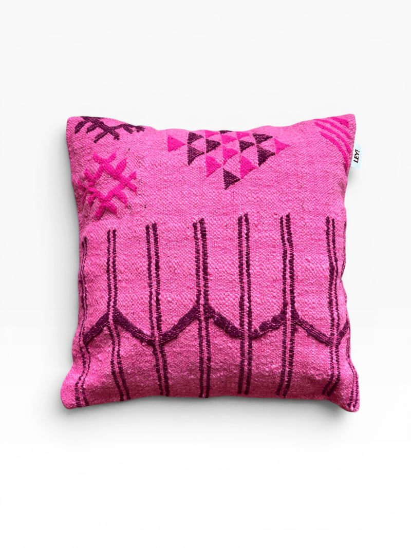 LEY! Kissen – Colorful Line Pink Edition, 50 x 50 cm, mit dunkelvioletten geometrischen Linien auf rosa und weißem Hintergrund von LEY!.