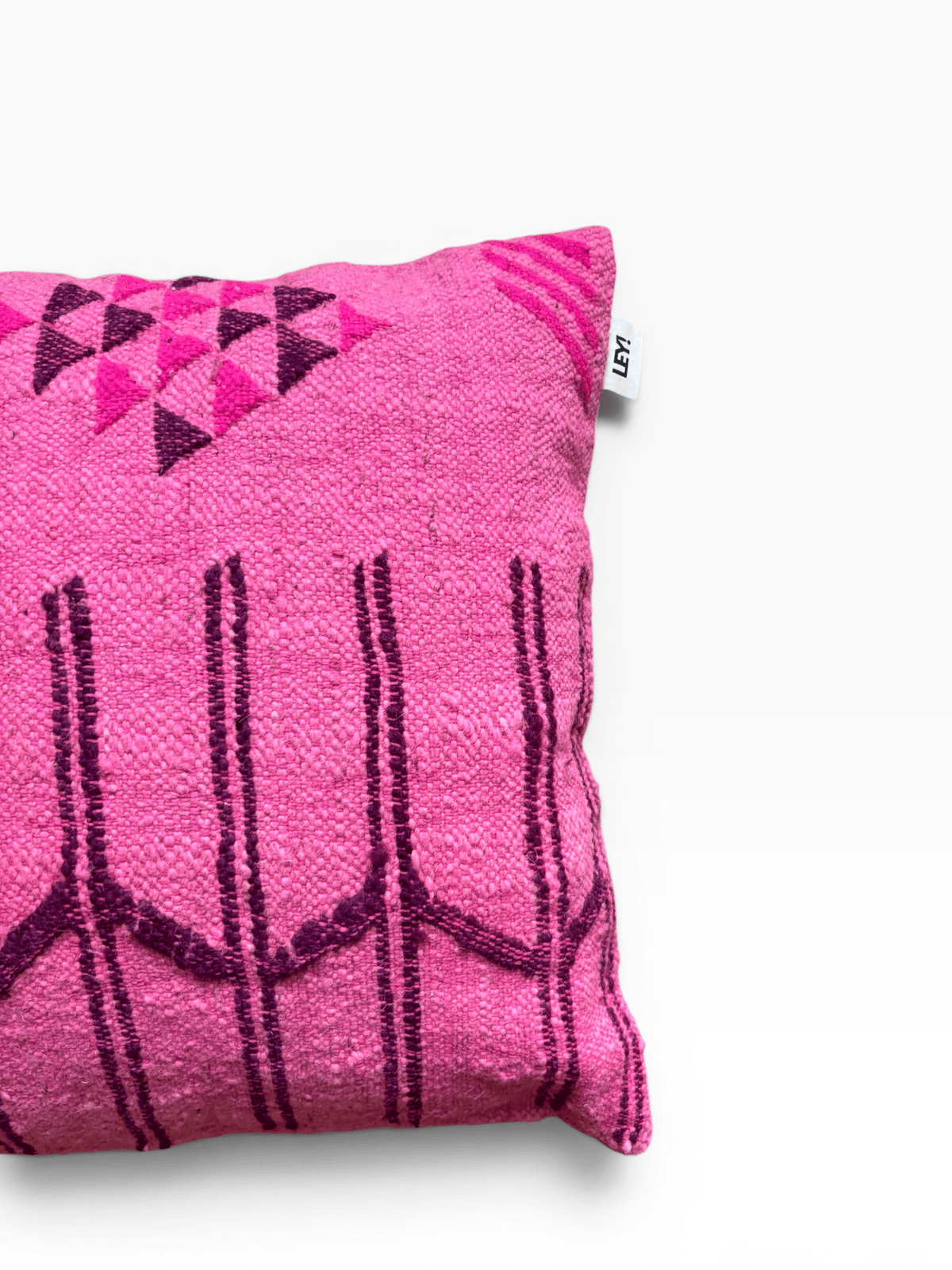 LEY! Kissen – Colorful Line – Pink Edition 50x50: Hochwertiges Kissen aus Schurwolle mit dunkelviolettem Muster auf weißem Hintergrund.