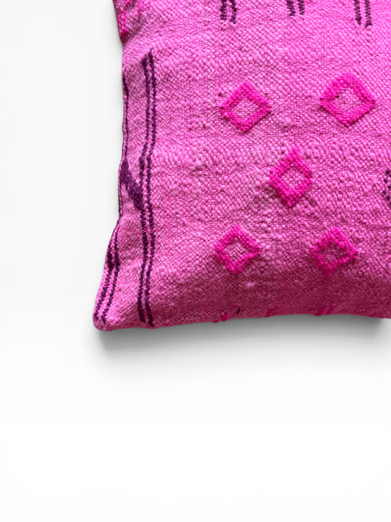 LEY! Kissen – Colorful Line – Pink Edition, 50 x 50 cm, lila geometrisches Muster, handgefertigt in Marrakesch.