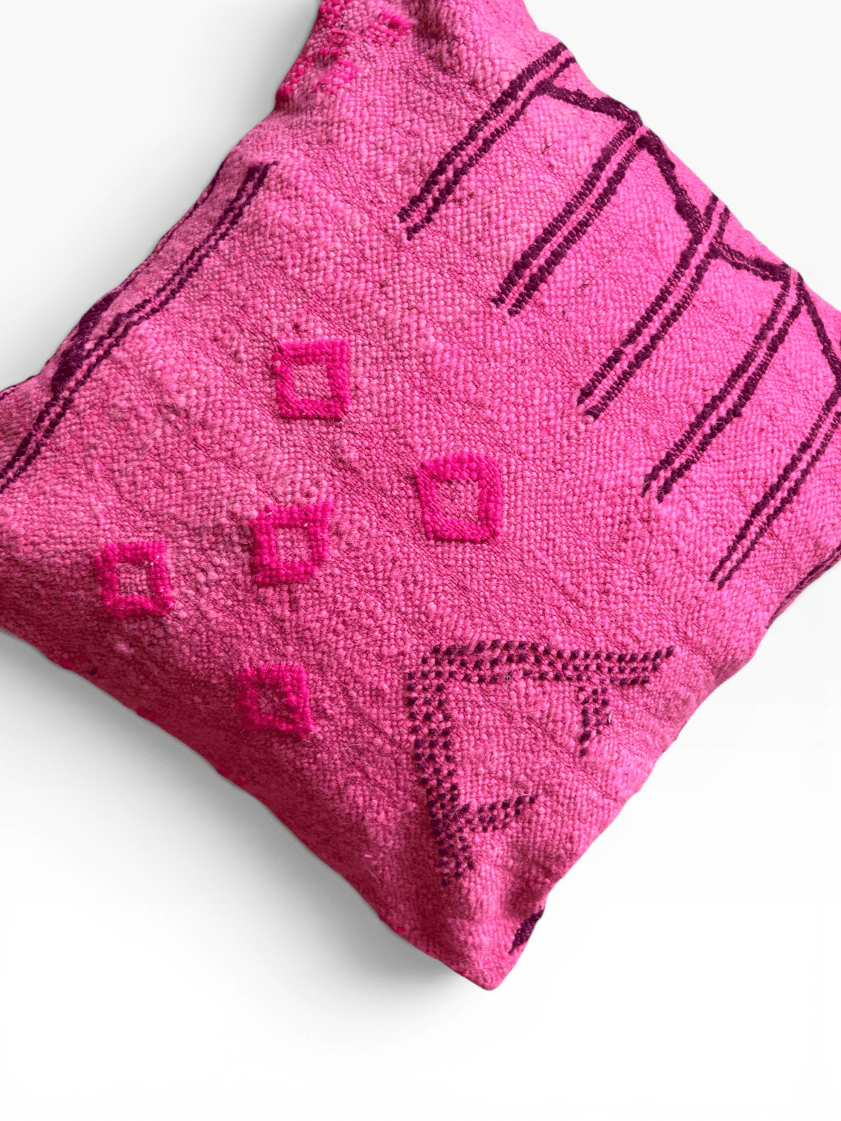 LEY! Kissen – Colorful Line – Pink Edition, 50 x 50 cm von LEY!, mit dunklen Linien und quadratischen Mustern auf weißem Hintergrund.