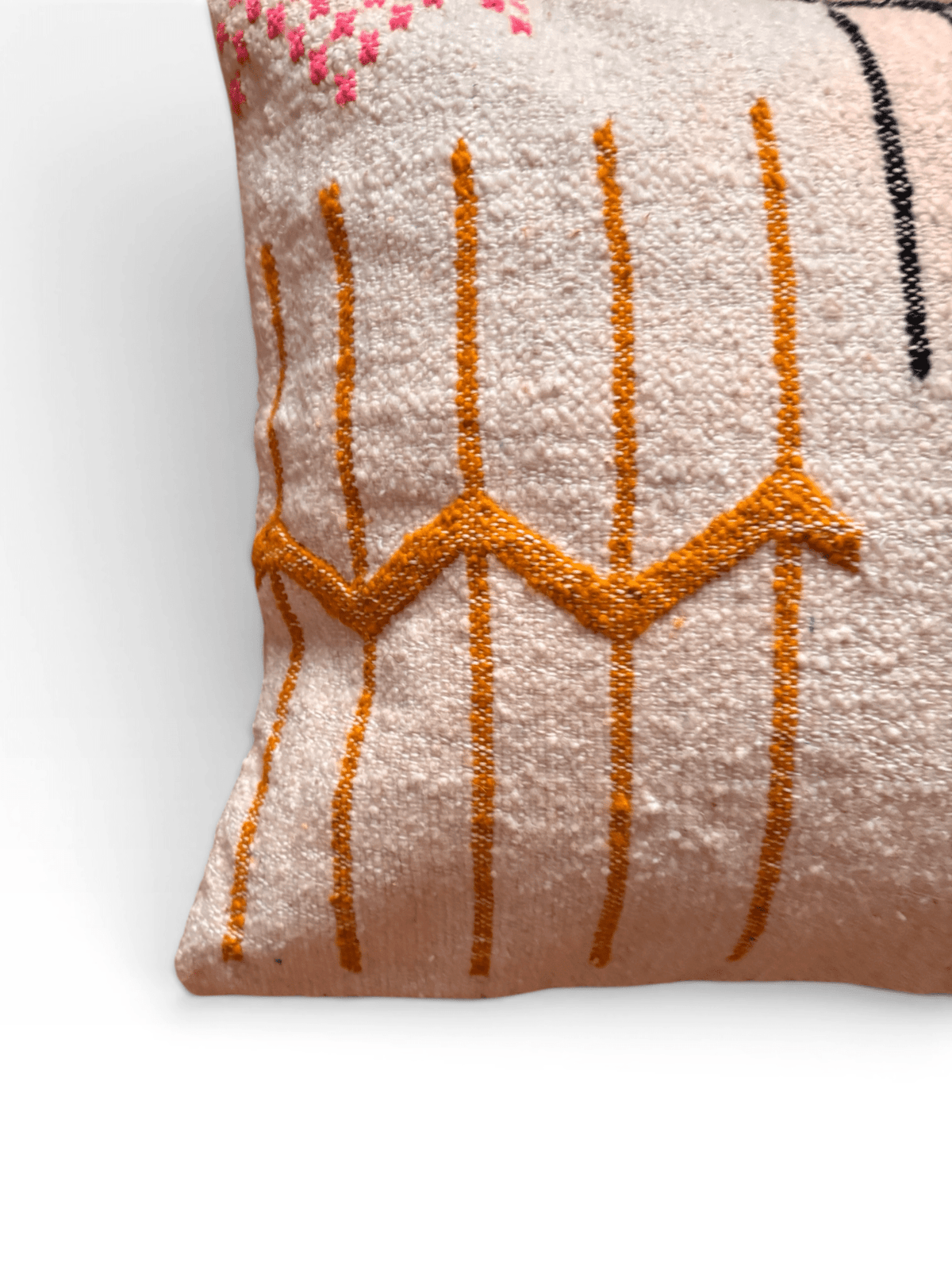 Eckstück eines LEY!-Kissens – Colorful Line 50 x 50, beige Wolle, mit gelbem Zickzackmuster und rosa-schwarzen Ziernähten.
