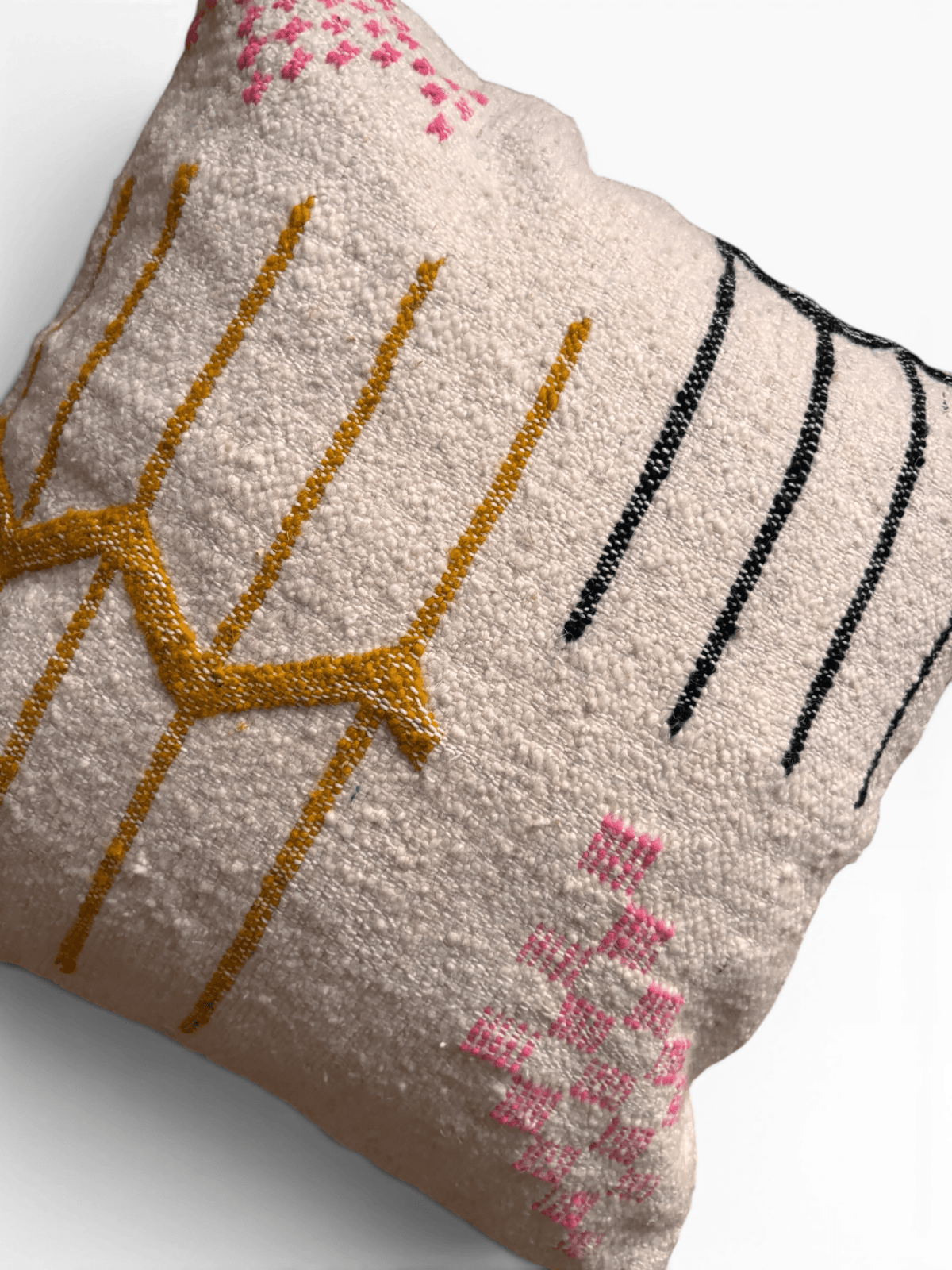 LEY! Kissen – Colorful Line 50x50: Beiges Wollkissen mit geometrischen Stickereien in Gold, Schwarz und Rosa von LEY!.