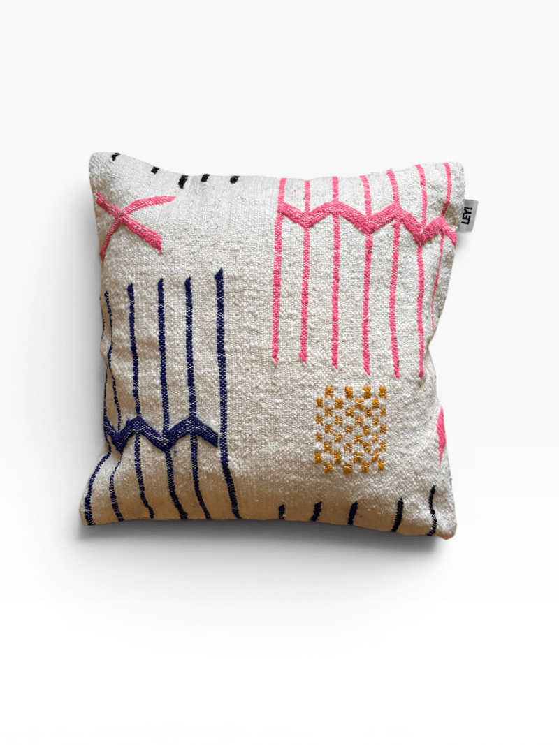 LEY! Kissen – Colorful Line, 50 x 50 cm, abstrakte Stickerei in Rosa, Blau und Gelb auf weißem Hintergrund. Marke: LEY!.