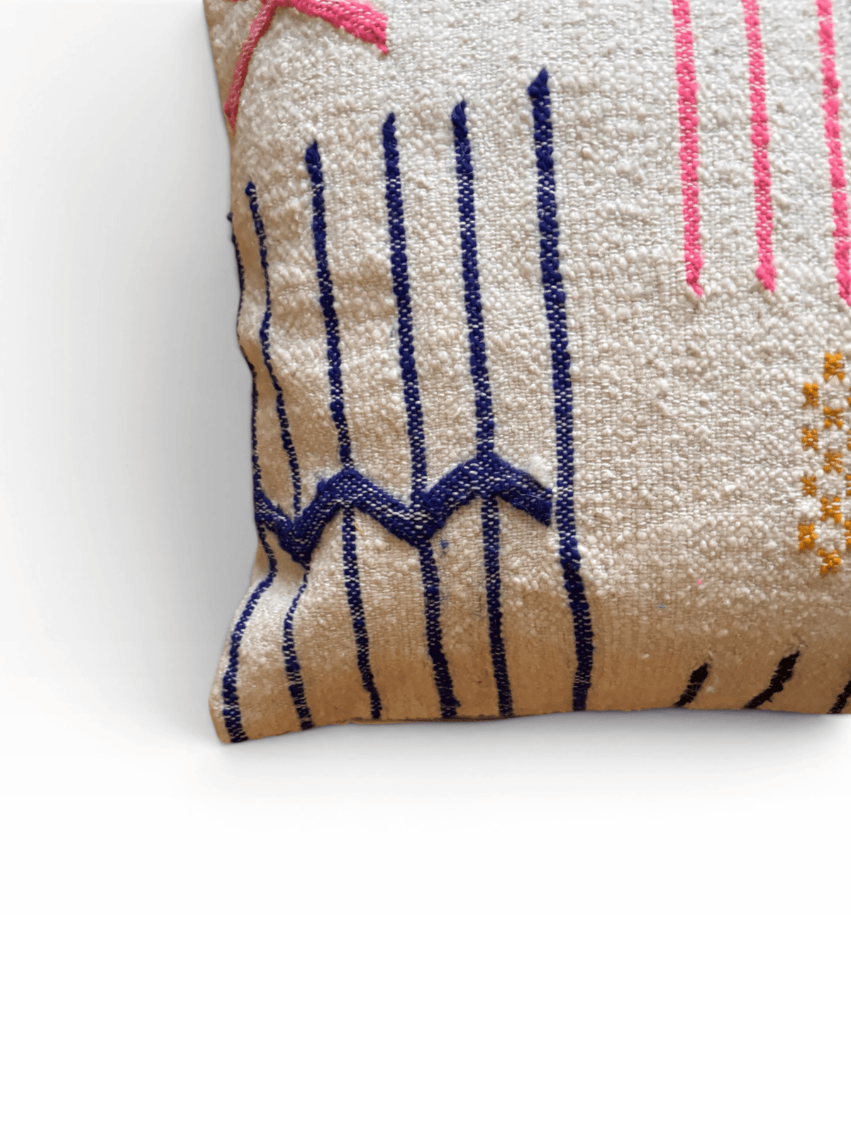 LEY! Kissen – Colorful Line, 50 x 50 cm, beige strukturiert mit blauen Zickzackmustern und Stickerei auf weißem Grund. Marke: LEY!.