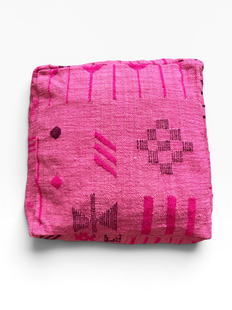 Ein gefaltetes LEY! Bodenkissen – Colorful Line – Pink Edition mit geometrischen Mustern in Rosa und Lila auf weißem Hintergrund.