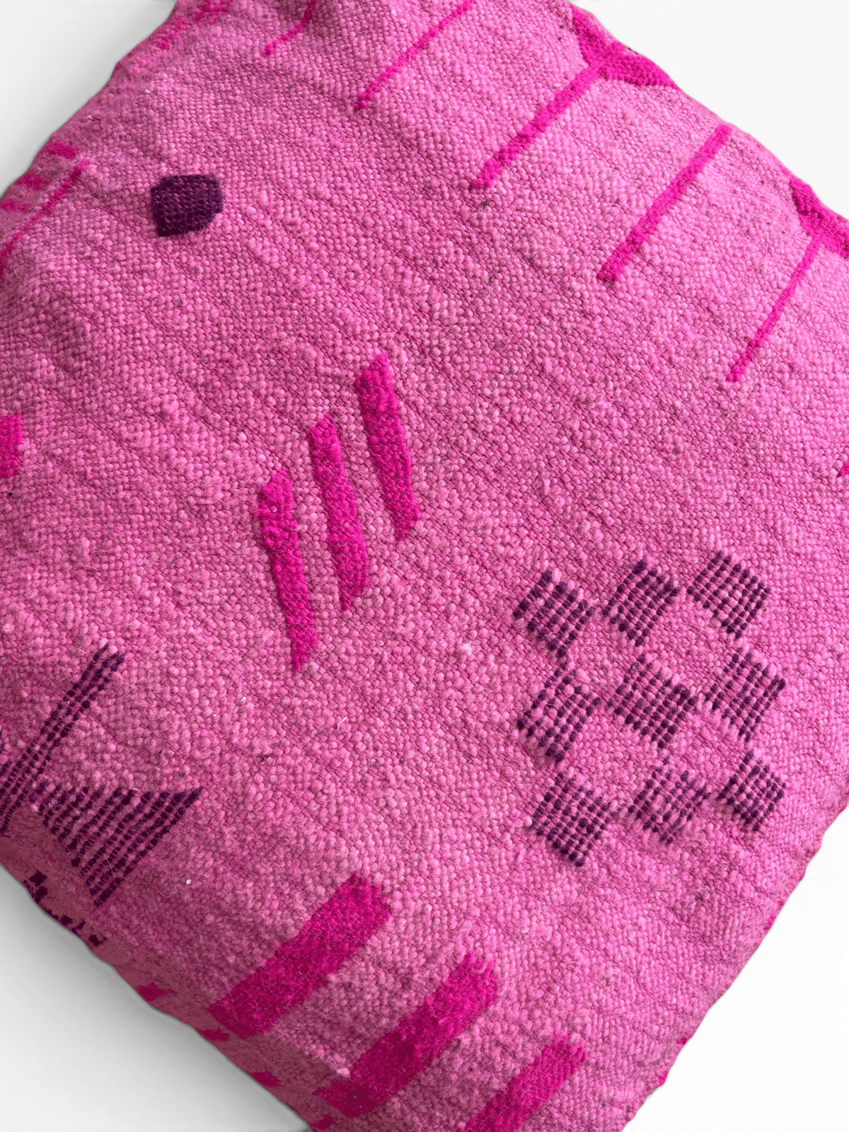 Nahaufnahme von LEY! Bodenkissen – Colorful Line – Pink Edition mit rosa und violetten geometrischen Webmustern.