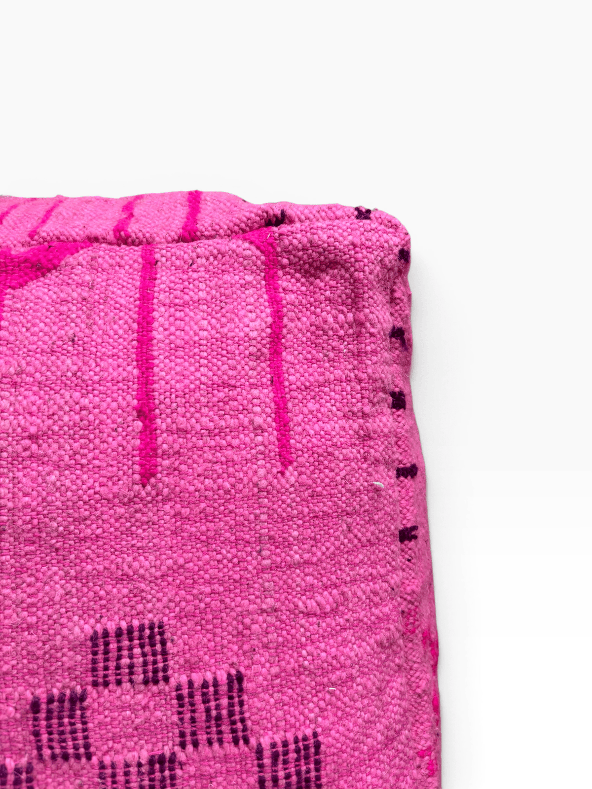Nahaufnahme von LEY! Bodenkissen – Colorful Line Pink Edition mit lebhaften Stickmustern auf weißem Hintergrund.