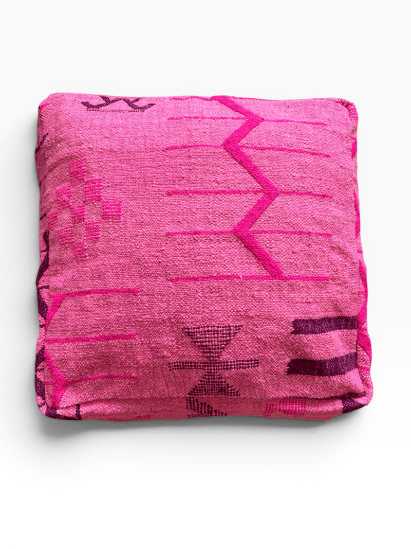 LEY! Bodenkissen – Colorful Line – Pink Edition: rosa quadratisches Kissen mit markanten geometrischen Linien auf weißem Hintergrund.