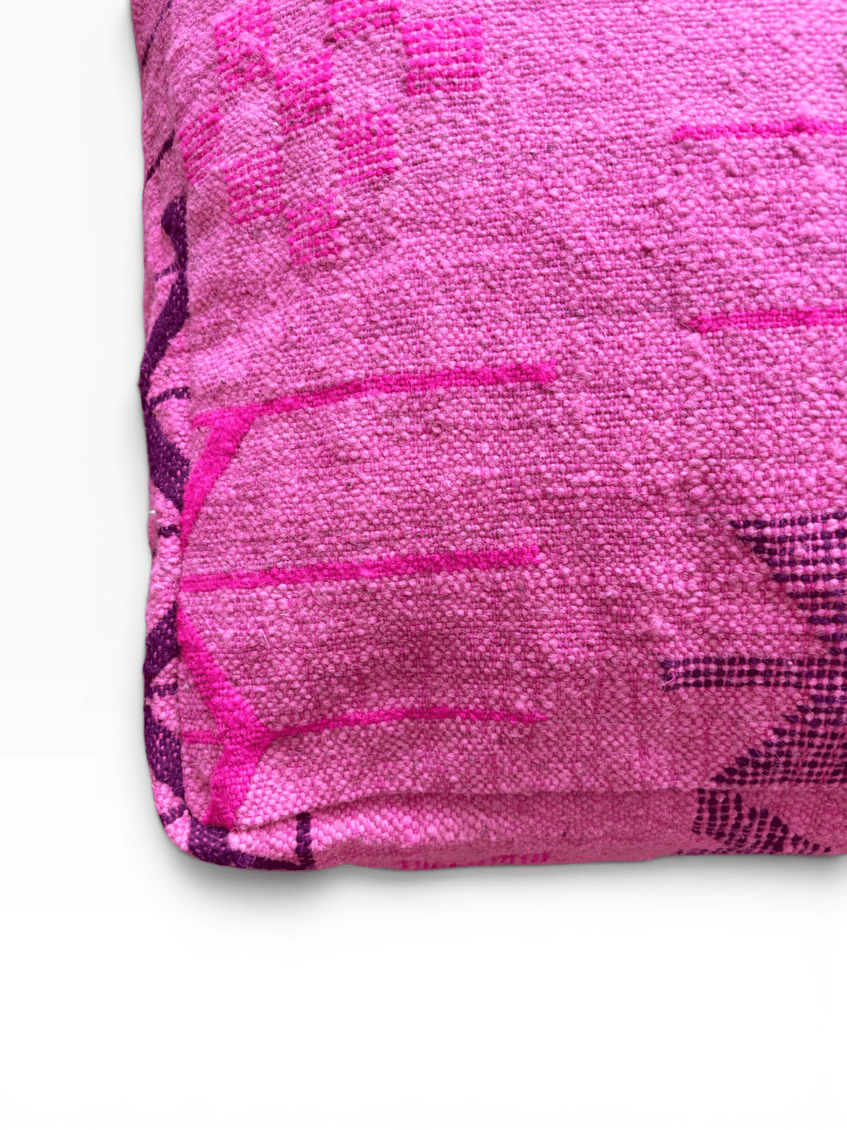 Nahaufnahme des LEY! Bodenkissens – Colorful Line – Pink Edition mit violetten Akzenten, abgebildet auf weißem Hintergrund.