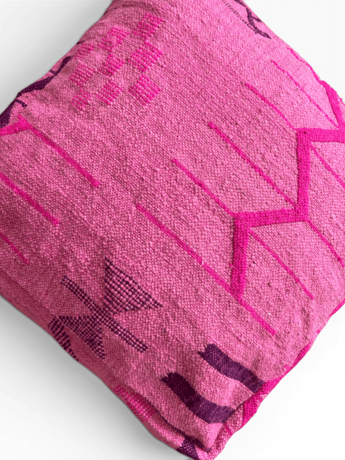 LEY! Bodenkissen – Colorful Line – Pink Edition: Rosa Kissen mit geometrischen Mustern in Dunkelrosa und Lila auf weißem Hintergrund.