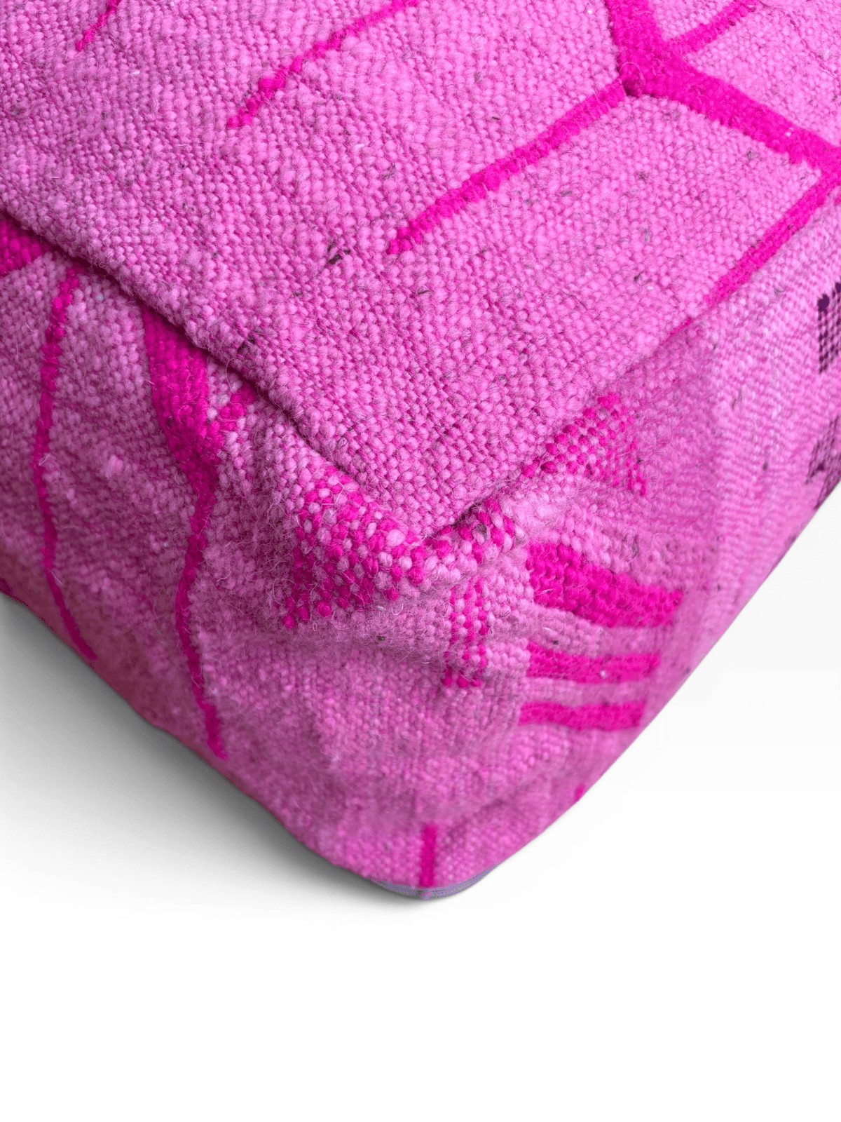 Nahaufnahme des „Bodenkissen – Colorful Line – Pink Edition“ von LEY! mit markanten Linien auf weißem Hintergrund.