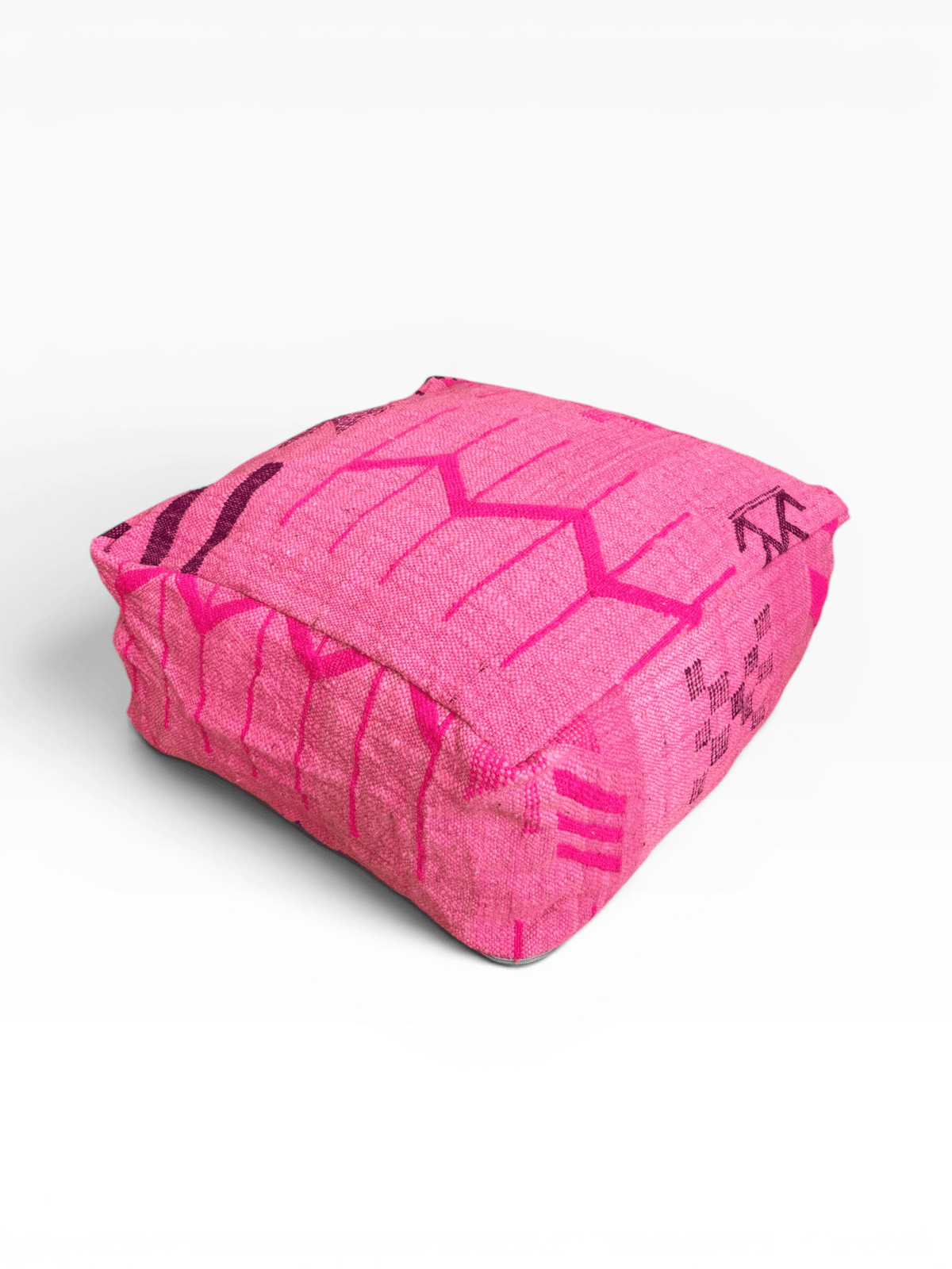 LEY! Bodenkissen – Colorful Line – Pink Edition, quadratisch mit geometrischen Mustern aus Wolle auf weißem Hintergrund.