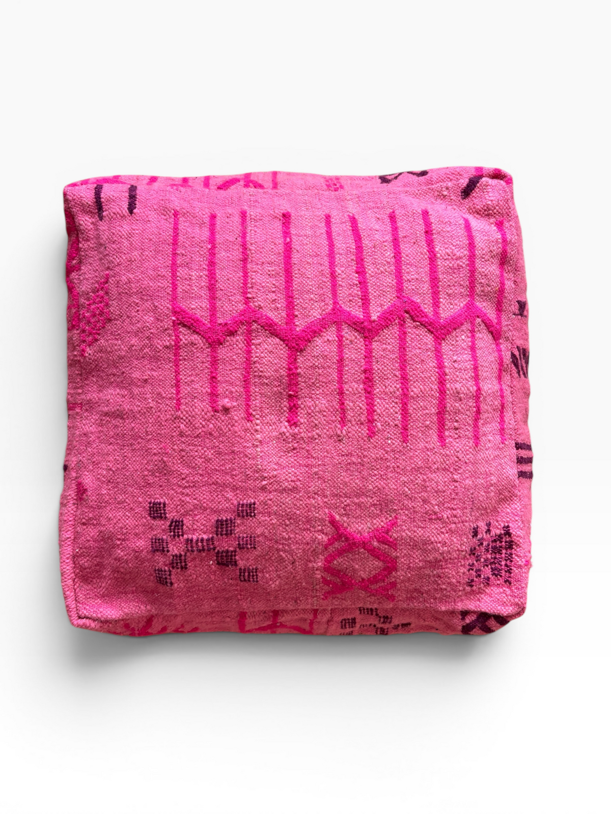 Ein gefaltetes LEY! Bodenkissen – Colorful Line – Pink Edition mit geometrischen Mustern, ideal für eine gemütliche Boho-Atmosphäre.