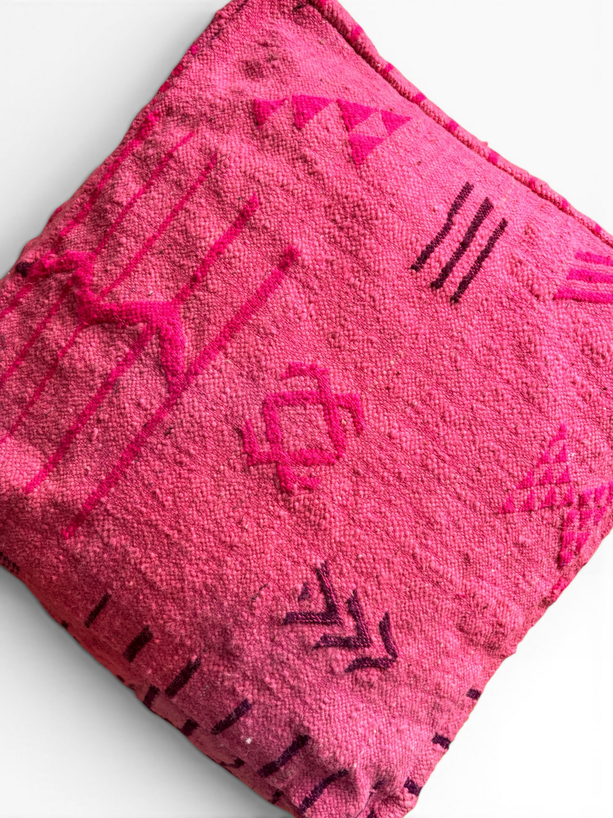 LEY! Bodenkissen – Colorful Line – Pink Edition: quadratisch, rosa, geometrisches Muster mit violetten und dunkelrosa Nähten.