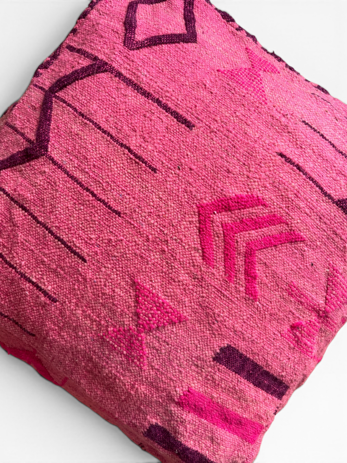 LEY! Bodenkissen – Colorful Line – Pink Edition: rosa Berber-Kissen mit geometrischen Mustern in Lila und Magenta.
