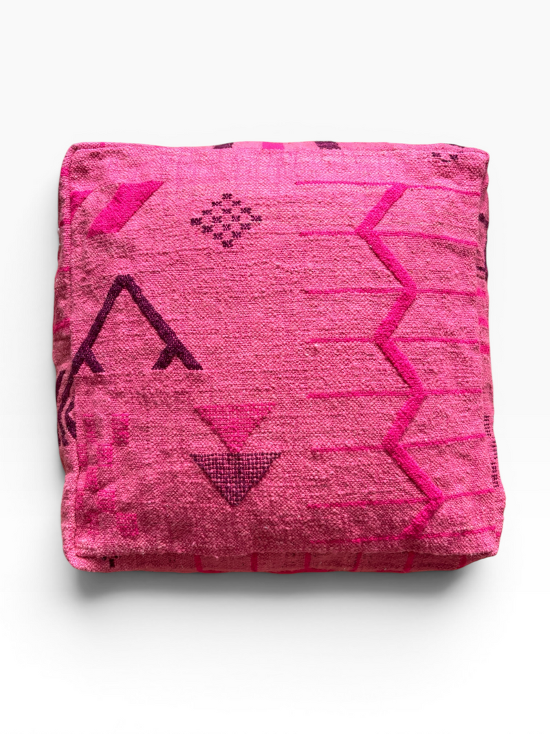 LEY! Bodenkissen – Colorful Line – Pink Edition, quadratisches Kissen mit geometrischen Mustern auf weißem Hintergrund.