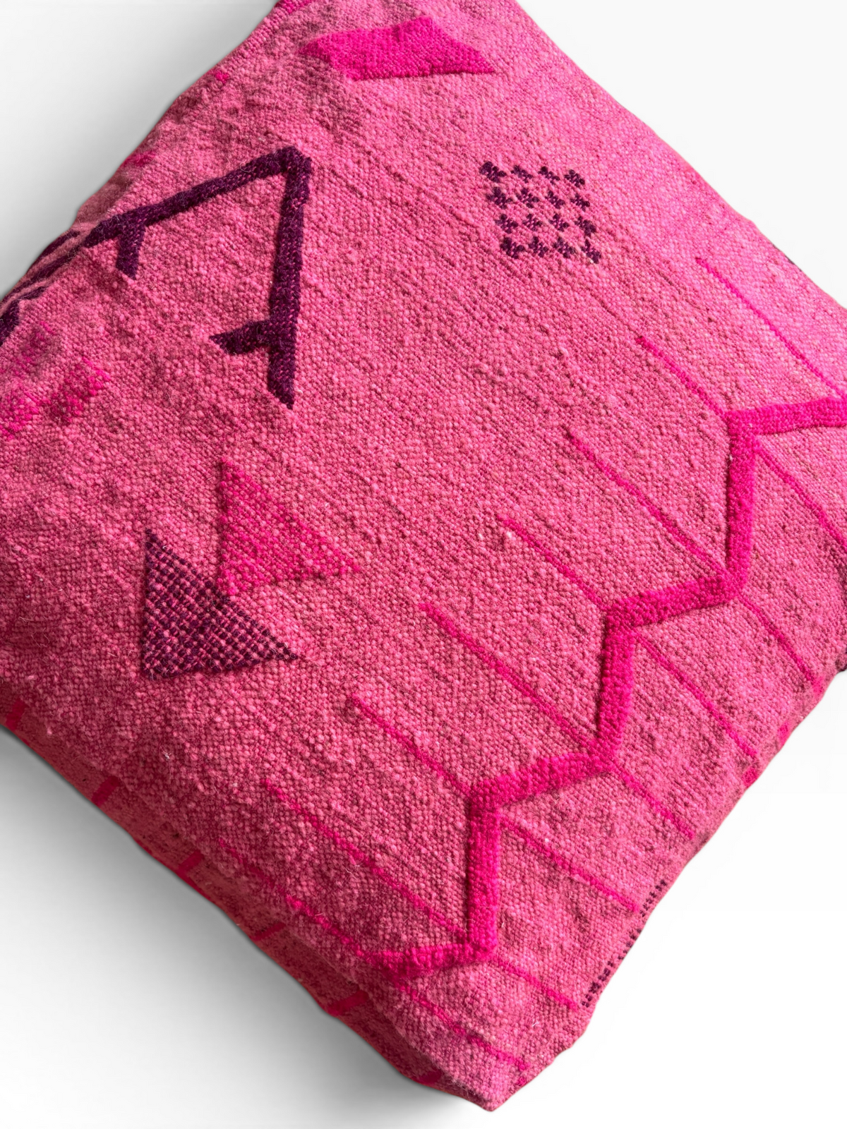 LEY! Bodenkissen – Colorful Line – Pink Edition, quadratisch mit rosa geometrischen Mustern, abgebildet auf weißem Hintergrund.