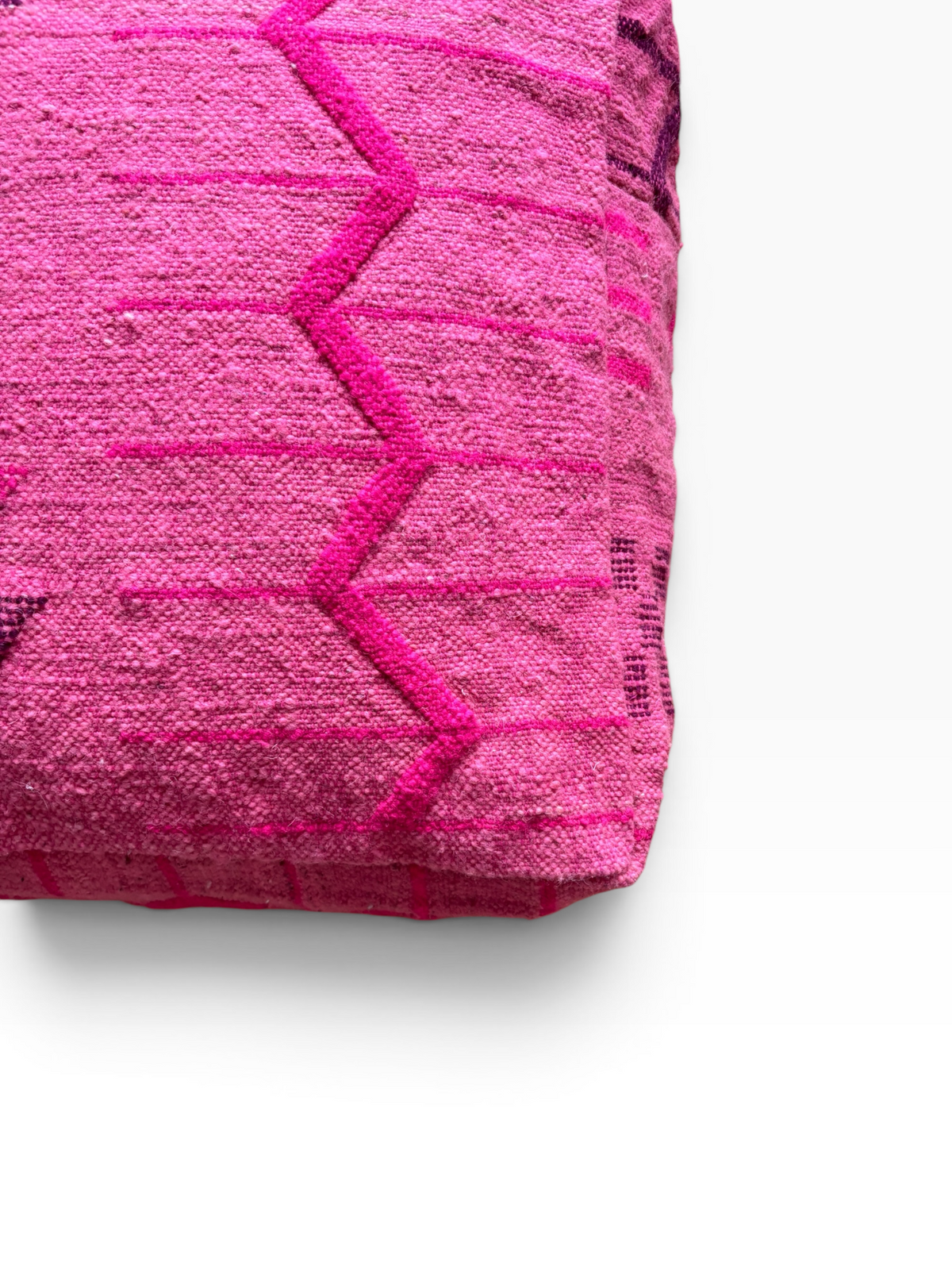 Eine Nahaufnahme des Kissenmodells „LEY! Bodenkissen – Colorful Line – Pink Edition“ mit Zickzackmustern auf weißem Hintergrund.