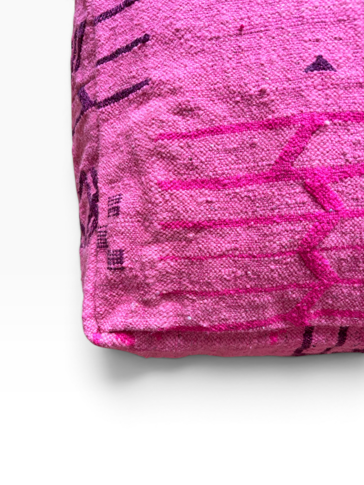 Nahaufnahme des LEY! Bodenkissens – Colorful Line – Pink Edition mit geometrischem Muster auf weißem Hintergrund.