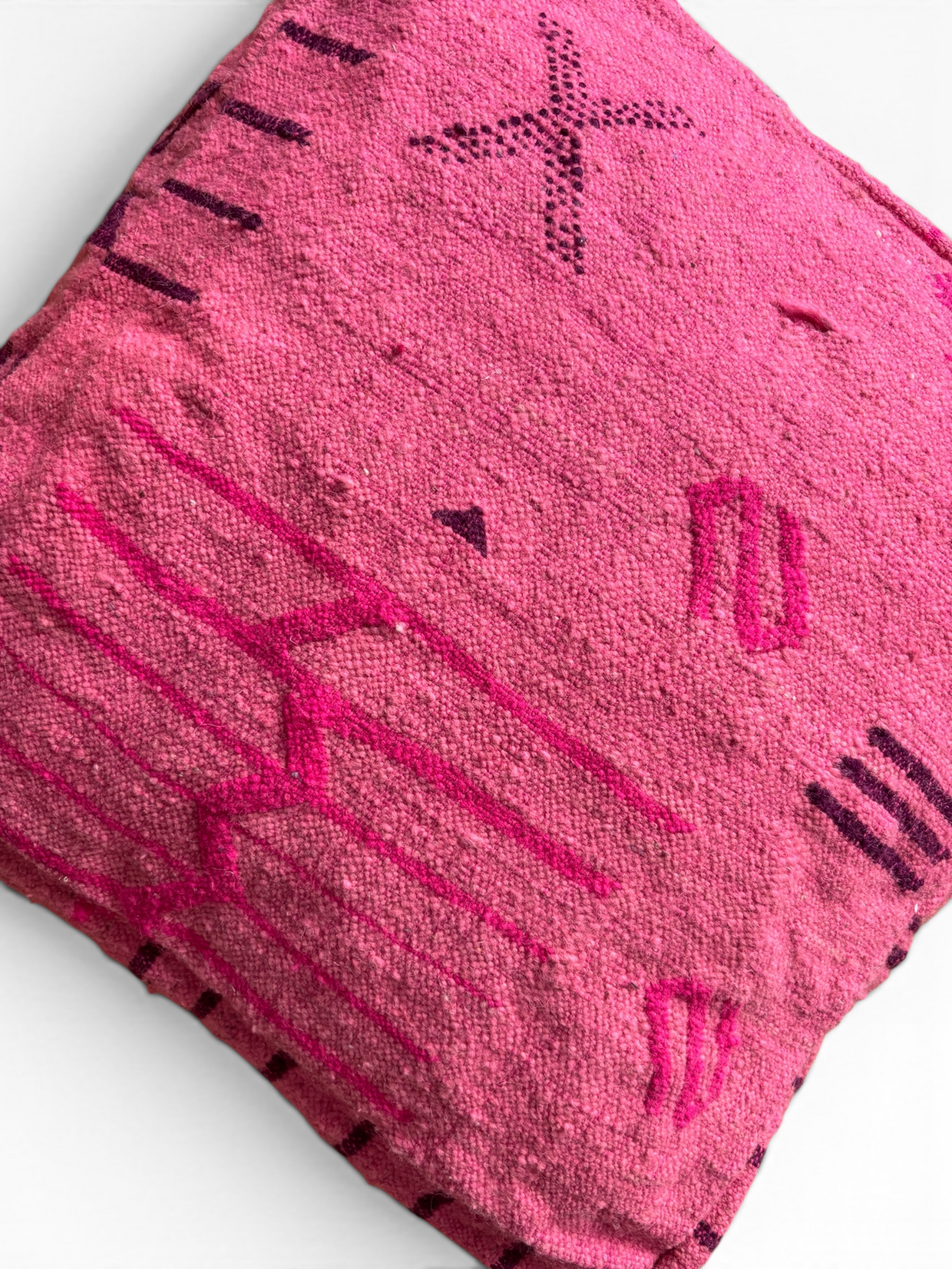 Das LEY! Bodenkissen – Colorful Line – Pink Edition sorgt mit seinen schwarzen geometrischen Mustern und Linienmustern für einen stilvollen Akzent.