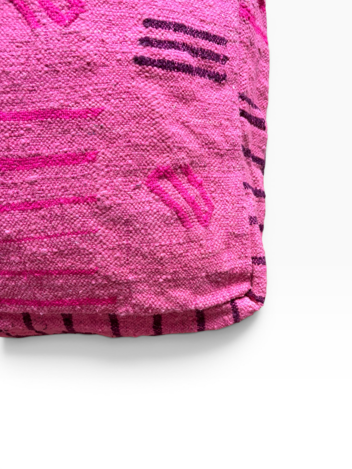 Eine Nahaufnahme des „Bodenkissen – Colorful Line – Pink Edition“ von LEY! mit rosa geometrischen Wollmustern.