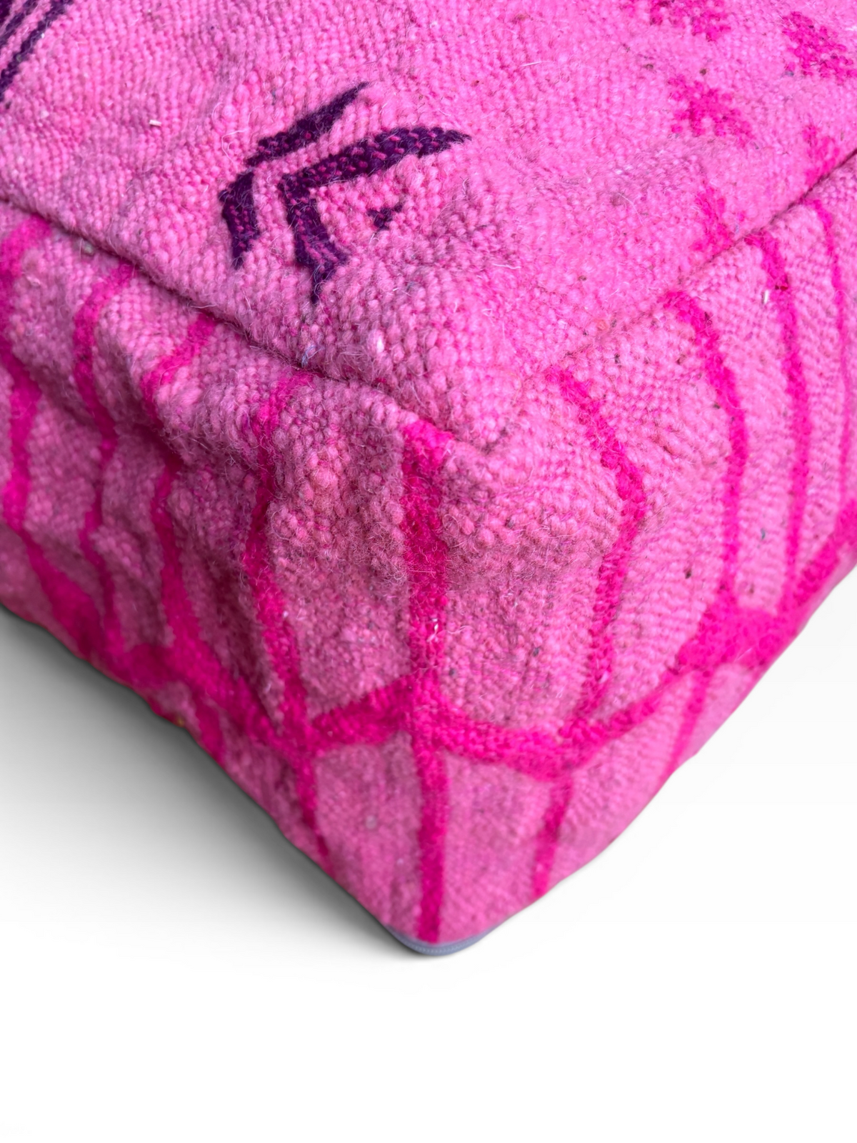 Eine Nahaufnahme des „Bodenkissen – Colorful Line – Pink Edition“ von LEY! zeigt geometrische Muster in Lila und Dunkelrosa.