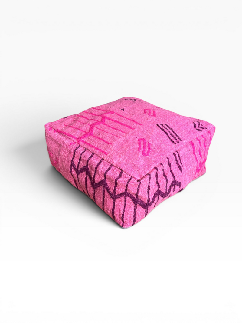 Bodenkissen – Colorful Line – Pink Edition von LEY!: gemütliches rosa Bodenkissen mit verspielten dunkelvioletten geometrischen Akzenten.