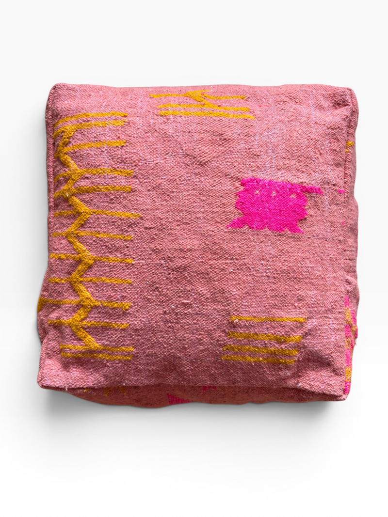 LEY! Bodenkissen – Colorful Line, Terra VII: Boho-Kissen in Terrakotta mit gelb-rosa geometrischen Stickereien, aus weicher Wolle.