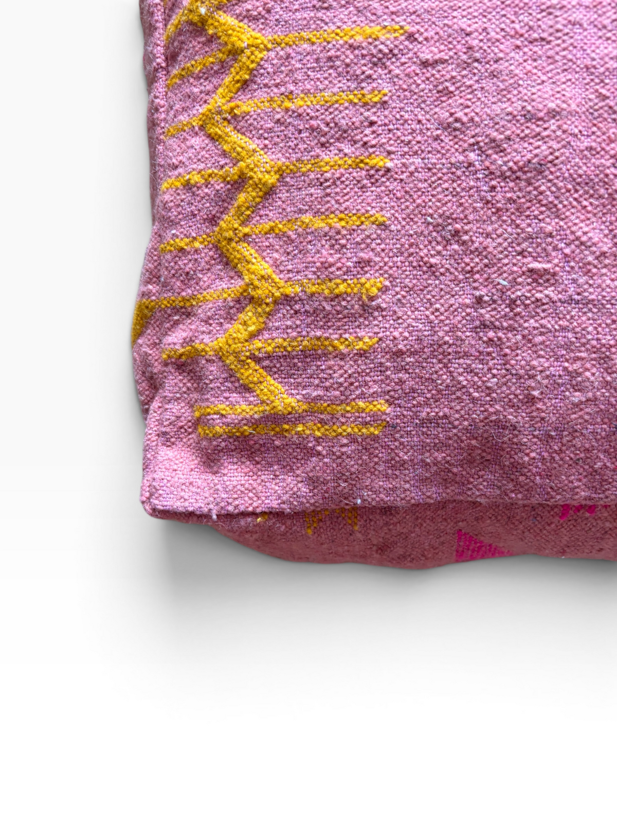 LEY! Bodenkissen – Colorful Line Terra VII: gewebtes Kissen in Terrakotta mit gelber Zickzack-Stickerei, im Boho-Stil.