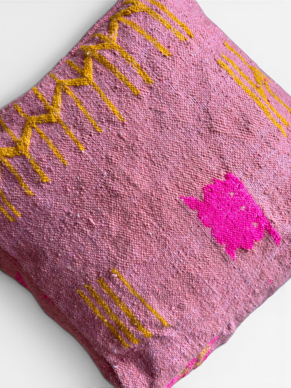 LEY! Bodenkissen – Colorful Line – Terra VII: Gewebtes Kissen in Terrakotta mit geometrischen Mustern, aus weicher Wolle.