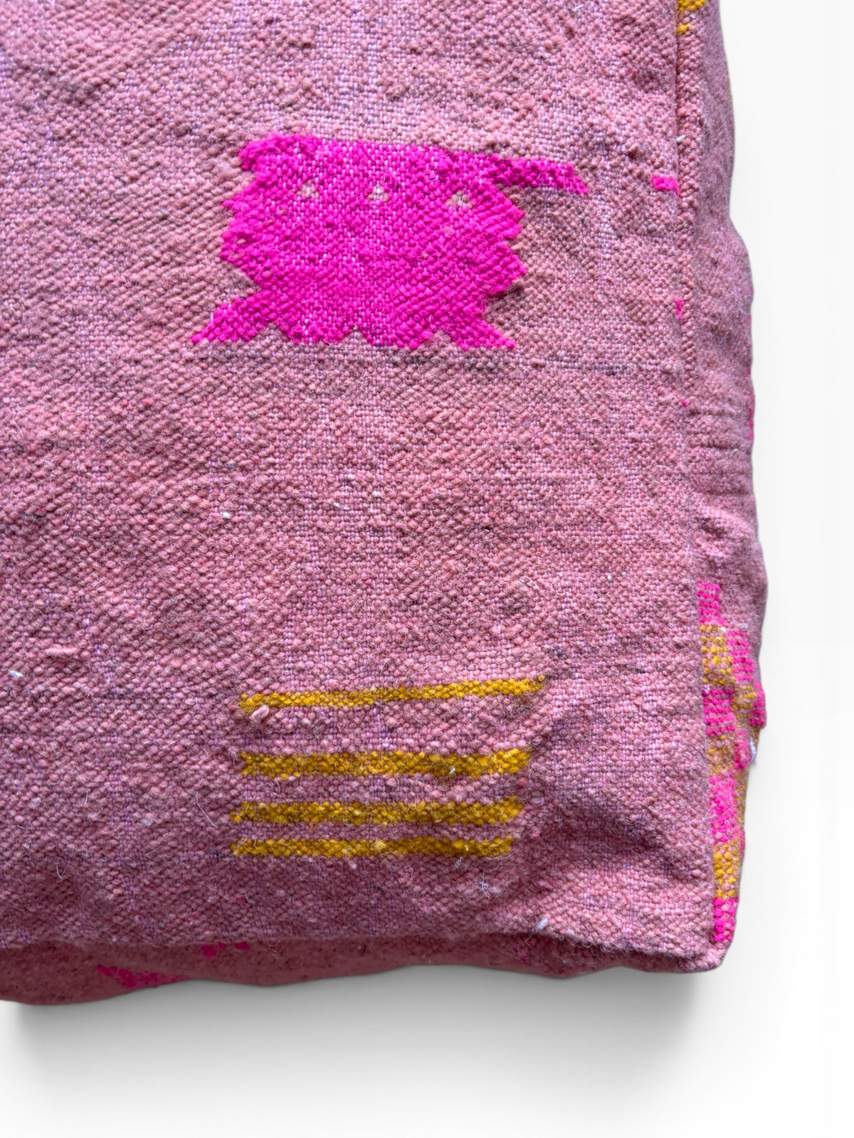 LEY! Bodenkissen – Colorful Line Terra VII: Bodenkissen in der Terrakotta-Edition mit rosa Motiv und gelben Streifen.